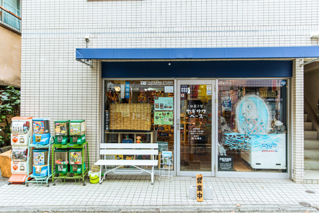 店頭のガチャガチャはコスモス製。「“昭和の駄菓子屋”としての譲れないこだわりです」。