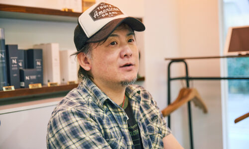 沖田さんを担当するヘアスタイリスト・乙部清和さん。「毎回、私のこれやりたい！に応えてくださり、提案もたくさんしてもらえます。もう20年来のおつきあいで、何でも話せてリフレッシュできる楽しい時間を過ごせます」（沖田さん）