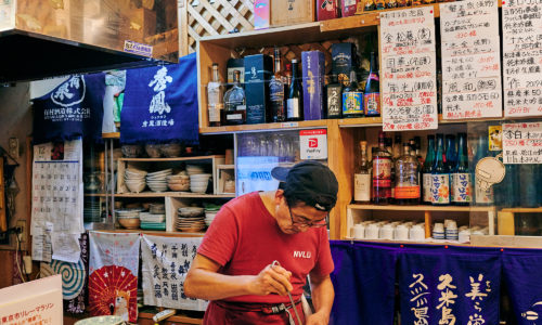 「PATISSERIE CAFE M.YASUHIKO」のすぐ近くにある居酒屋。ご夫婦で切り盛りするこじんまりとしたお店ながら、お酒の種類が豊富。マスターは沖縄酒造連合会から「泡盛大使」に任命されるほど、泡盛に詳しい。