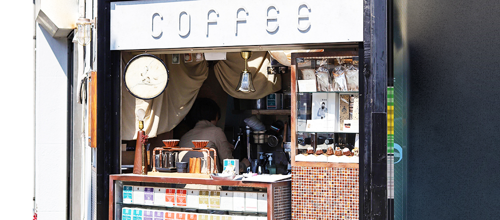 【京都】走訪出現在路口轉角,宛如香菸亭的一坪咖啡店〈MAMEBACO〉。