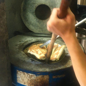 【Column】吃一次保證上癮，連冷掉都美味！台北安和路的炭烤燒餅店