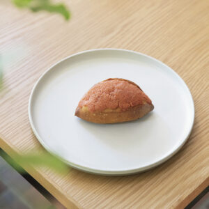 宛如綠色山丘上的白色飯店內，隱藏著一間來自東京人氣主廚開設的夢幻麵包店「白井屋the BAKERY」-Hanako Taiwan
