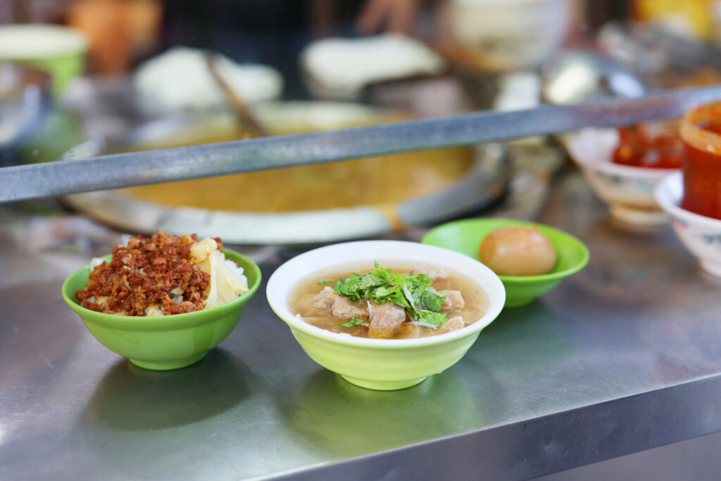 魯肉飯30元 (右) 、赤肉焿50元 (中) 是經濟實惠的常民美食。